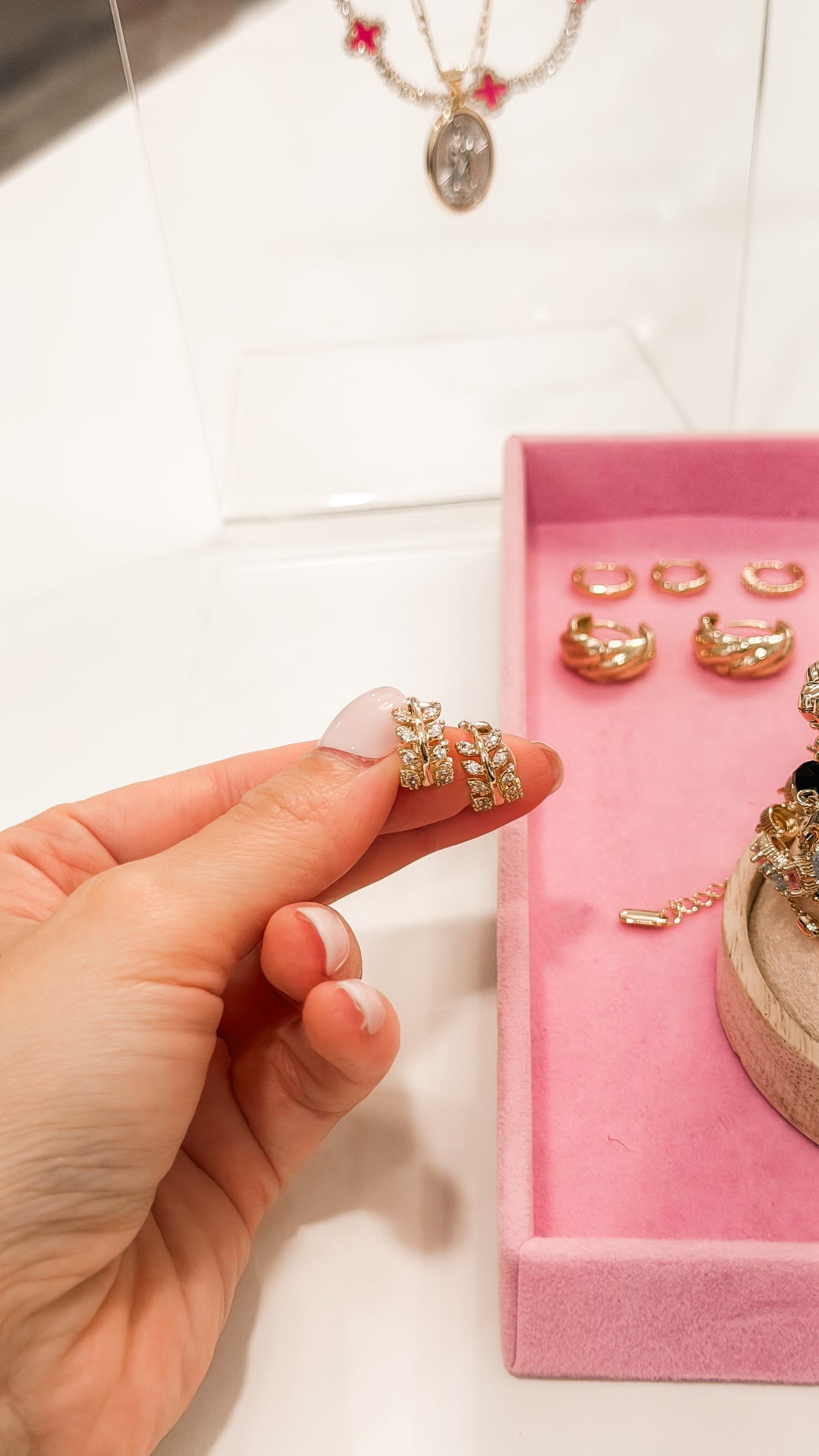 ARETES FEATHERS