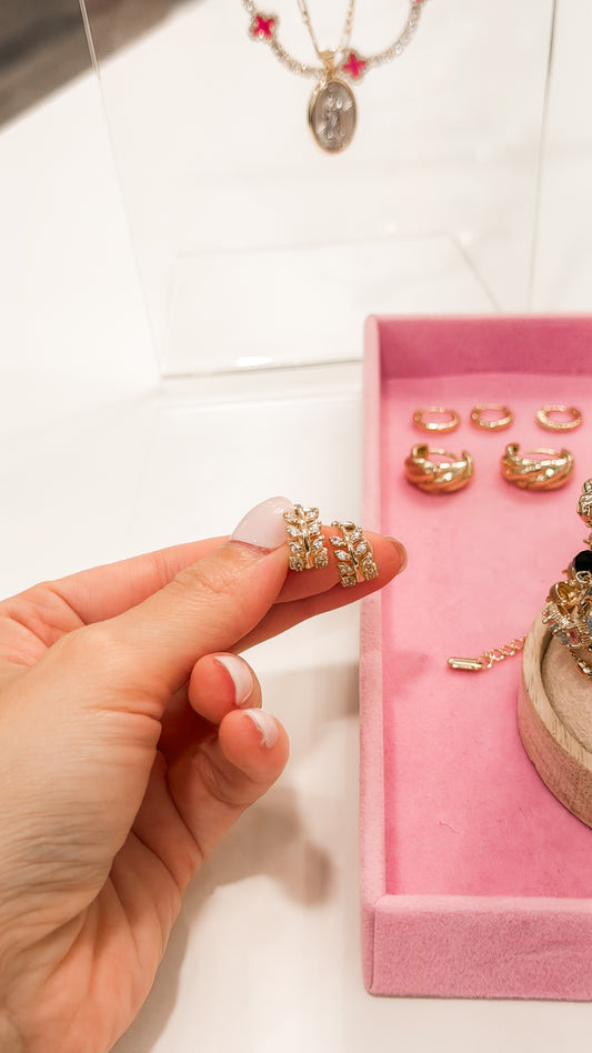 ARETES FEATHERS
